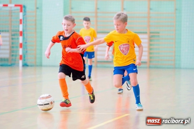 Zdjęcie w galerii na portalu naszraciborz.pl: Zimowa Liga Halowa: Emocjonujące starcia żaków w Arenie Rafako wiadomości z regionu