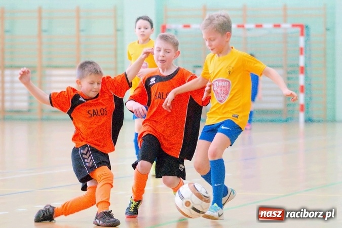 Zdjęcie w galerii na portalu naszraciborz.pl: Zimowa Liga Halowa: Emocjonujące starcia żaków w Arenie Rafako wiadomości z regionu