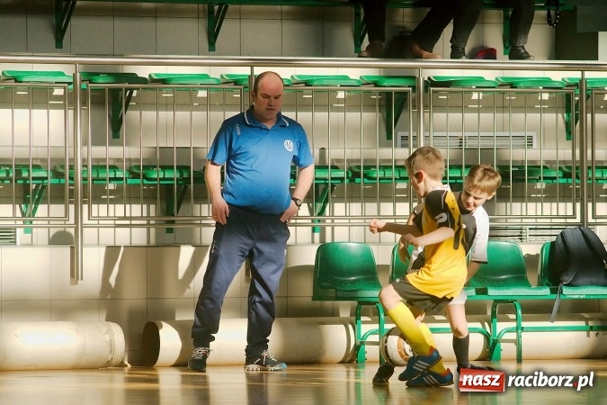 Zdjęcie w galerii na portalu naszraciborz.pl: Zimowa Liga Halowa: Emocjonujące starcia żaków w Arenie Rafako wiadomości z regionu