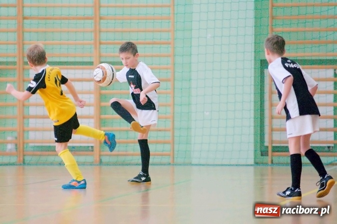 Zdjęcie w galerii na portalu naszraciborz.pl: Zimowa Liga Halowa: Emocjonujące starcia żaków w Arenie Rafako wiadomości z regionu