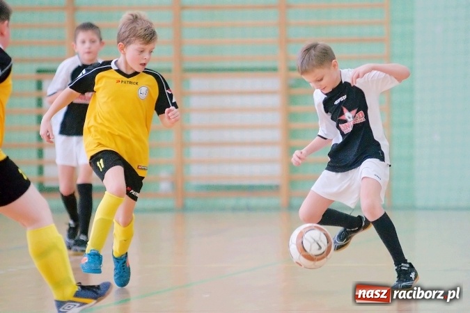 Zdjęcie w galerii na portalu naszraciborz.pl: Zimowa Liga Halowa: Emocjonujące starcia żaków w Arenie Rafako wiadomości z regionu