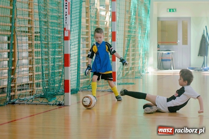 Zdjęcie w galerii na portalu naszraciborz.pl: Zimowa Liga Halowa: Emocjonujące starcia żaków w Arenie Rafako wiadomości z regionu
