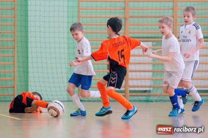 Zdjęcie w galerii na portalu naszraciborz.pl: Zimowa Liga Halowa: Emocjonujące starcia żaków w Arenie Rafako wiadomości z regionu