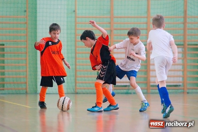 Zdjęcie w galerii na portalu naszraciborz.pl: Zimowa Liga Halowa: Emocjonujące starcia żaków w Arenie Rafako wiadomości z regionu