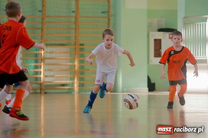 Zdjęcie w galerii na portalu naszraciborz.pl: Zimowa Liga Halowa: Emocjonujące starcia żaków w Arenie Rafako wiadomości z regionu