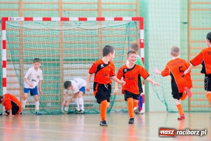 Zdjęcie w galerii na portalu naszraciborz.pl: Zimowa Liga Halowa: Emocjonujące starcia żaków w Arenie Rafako wiadomości z regionu