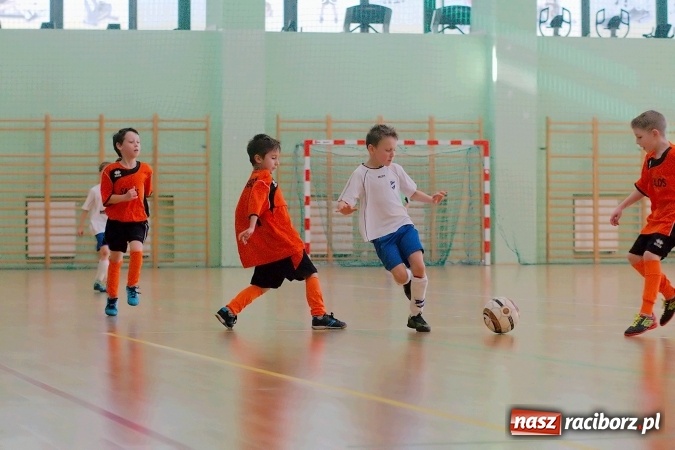 Zdjęcie w galerii na portalu naszraciborz.pl: Zimowa Liga Halowa: Emocjonujące starcia żaków w Arenie Rafako wiadomości z regionu