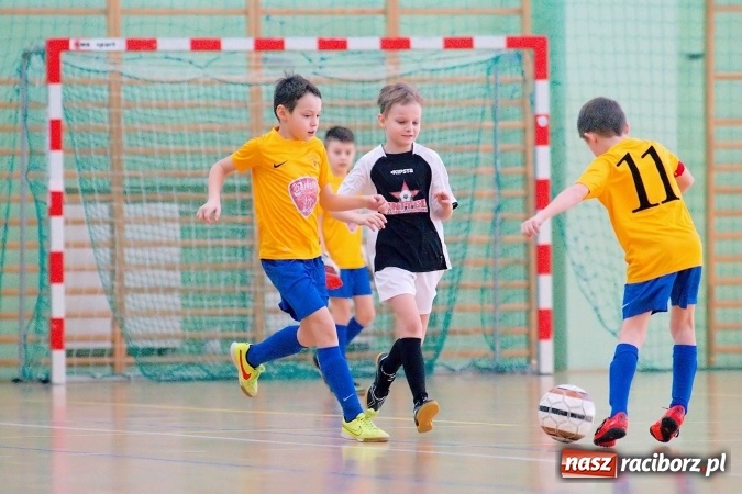 Zdjęcie w galerii na portalu naszraciborz.pl: Zimowa Liga Halowa: Emocjonujące starcia żaków w Arenie Rafako wiadomości z regionu