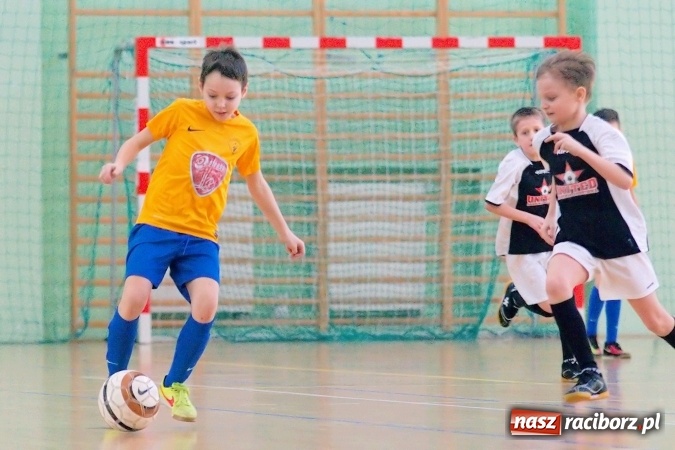 Zdjęcie w galerii na portalu naszraciborz.pl: Zimowa Liga Halowa: Emocjonujące starcia żaków w Arenie Rafako wiadomości z regionu