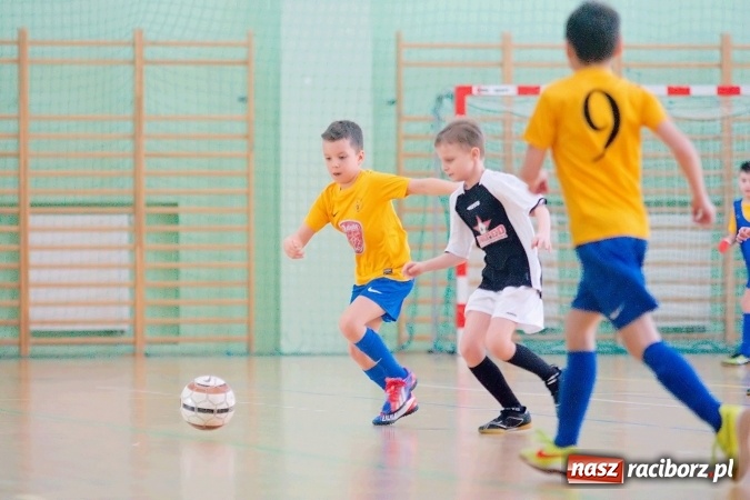Zdjęcie w galerii na portalu naszraciborz.pl: Zimowa Liga Halowa: Emocjonujące starcia żaków w Arenie Rafako wiadomości z regionu