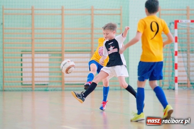 Zdjęcie w galerii na portalu naszraciborz.pl: Zimowa Liga Halowa: Emocjonujące starcia żaków w Arenie Rafako wiadomości z regionu