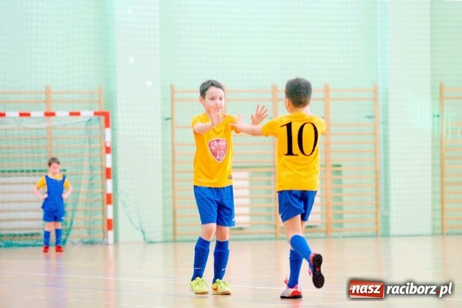 Zdjęcie w galerii na portalu naszraciborz.pl: Zimowa Liga Halowa: Emocjonujące starcia żaków w Arenie Rafako wiadomości z regionu