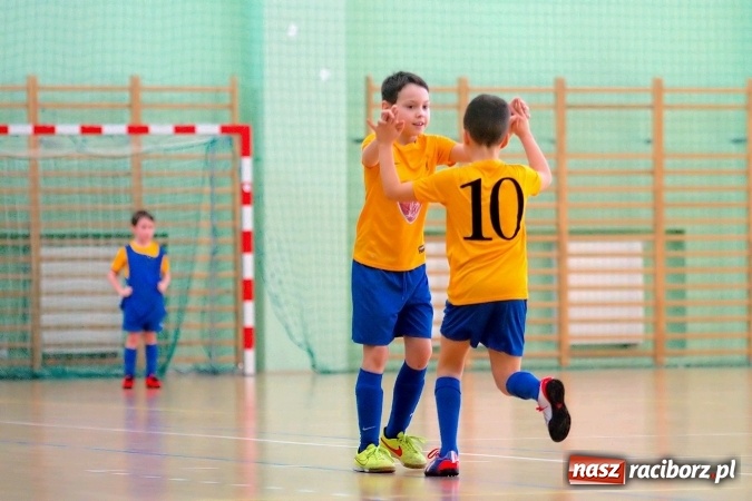 Zdjęcie w galerii na portalu naszraciborz.pl: Zimowa Liga Halowa: Emocjonujące starcia żaków w Arenie Rafako wiadomości z regionu