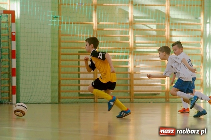 Zdjęcie w galerii na portalu naszraciborz.pl: Zimowa Liga Halowa: Emocjonujące starcia żaków w Arenie Rafako wiadomości z regionu