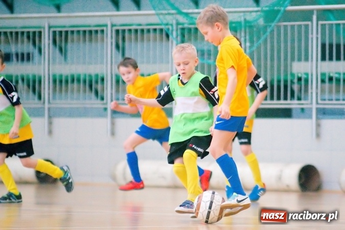 Zdjęcie w galerii na portalu naszraciborz.pl: Zimowa Liga Halowa: Emocjonujące starcia żaków w Arenie Rafako wiadomości z regionu