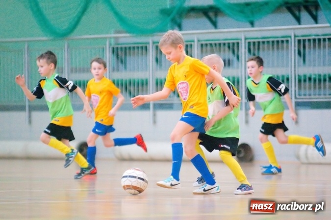 Zdjęcie w galerii na portalu naszraciborz.pl: Zimowa Liga Halowa: Emocjonujące starcia żaków w Arenie Rafako wiadomości z regionu