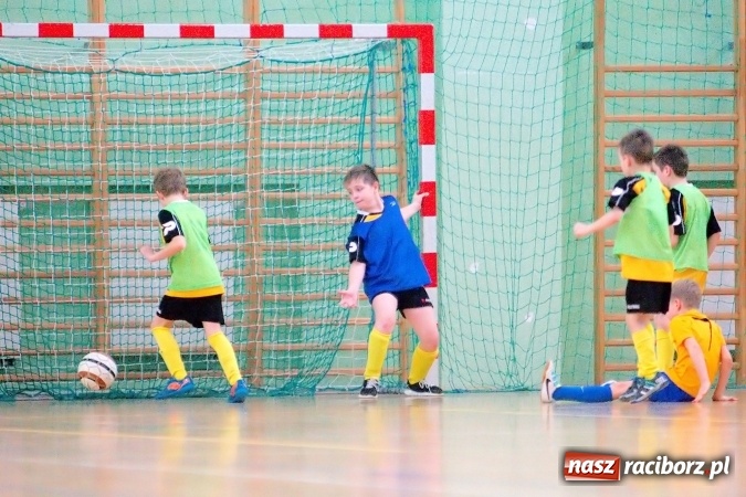 Zdjęcie w galerii na portalu naszraciborz.pl: Zimowa Liga Halowa: Emocjonujące starcia żaków w Arenie Rafako wiadomości z regionu