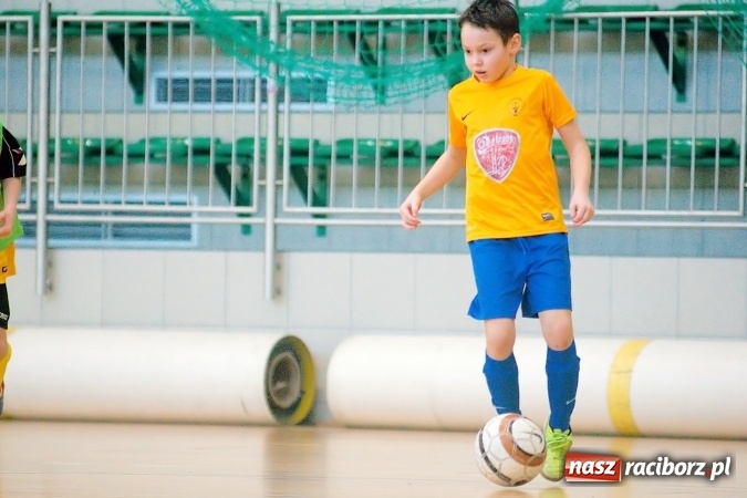 Zdjęcie w galerii na portalu naszraciborz.pl: Zimowa Liga Halowa: Emocjonujące starcia żaków w Arenie Rafako wiadomości z regionu