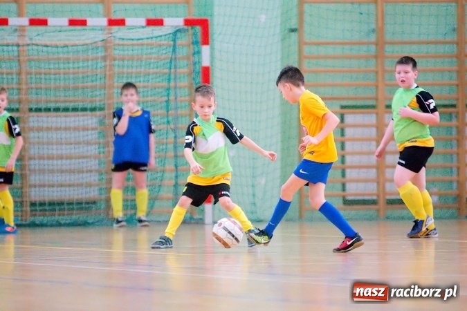 Zdjęcie w galerii na portalu naszraciborz.pl: Zimowa Liga Halowa: Emocjonujące starcia żaków w Arenie Rafako wiadomości z regionu