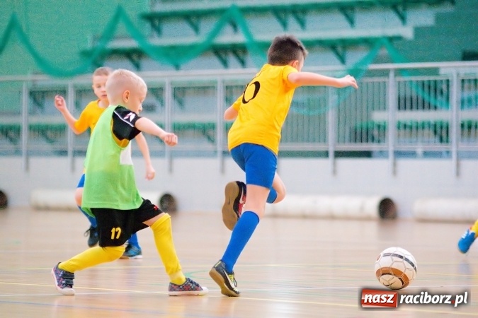 Zdjęcie w galerii na portalu naszraciborz.pl: Zimowa Liga Halowa: Emocjonujące starcia żaków w Arenie Rafako wiadomości z regionu