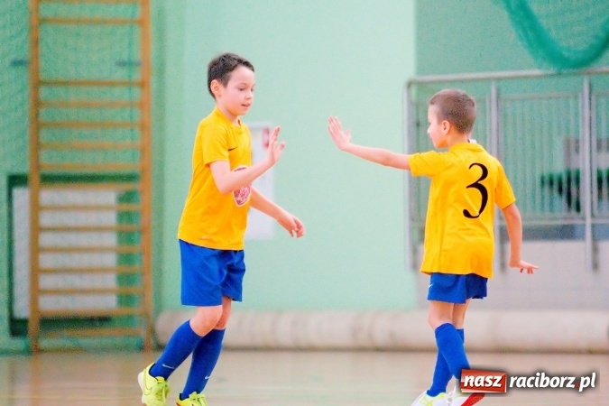 Zdjęcie w galerii na portalu naszraciborz.pl: Zimowa Liga Halowa: Emocjonujące starcia żaków w Arenie Rafako wiadomości z regionu