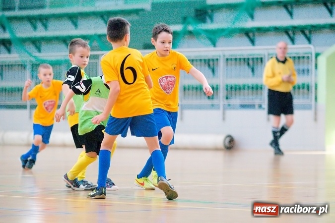 Zdjęcie w galerii na portalu naszraciborz.pl: Zimowa Liga Halowa: Emocjonujące starcia żaków w Arenie Rafako wiadomości z regionu