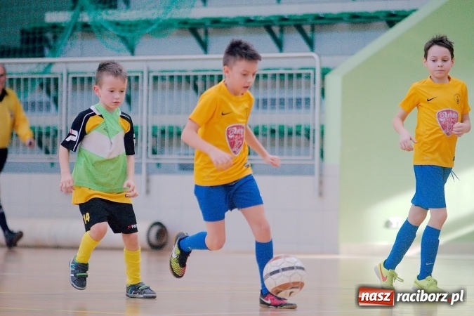 Zdjęcie w galerii na portalu naszraciborz.pl: Zimowa Liga Halowa: Emocjonujące starcia żaków w Arenie Rafako wiadomości z regionu