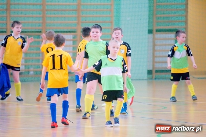 Zdjęcie w galerii na portalu naszraciborz.pl: Zimowa Liga Halowa: Emocjonujące starcia żaków w Arenie Rafako wiadomości z regionu