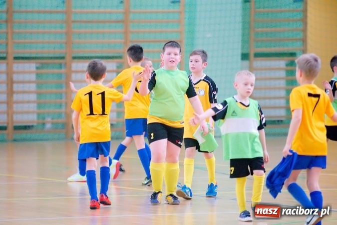 Zdjęcie w galerii na portalu naszraciborz.pl: Zimowa Liga Halowa: Emocjonujące starcia żaków w Arenie Rafako wiadomości z regionu