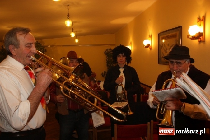 Zdjęcie w galerii na portalu naszraciborz.pl: Krzanowickie pogrzebanie basa wiadomości z regionu