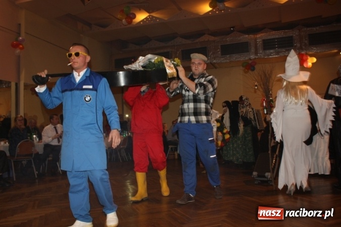 Zdjęcie w galerii na portalu naszraciborz.pl: Krzanowickie pogrzebanie basa wiadomości z regionu