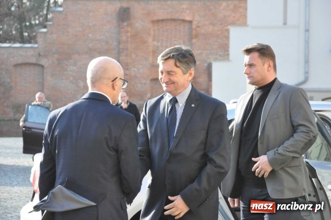 Zdjęcie w galerii na portalu naszraciborz.pl: Dawid Wacławczyk streszcza rozmowy na zamku z marszałkiem Sejmu wiadomości z regionu