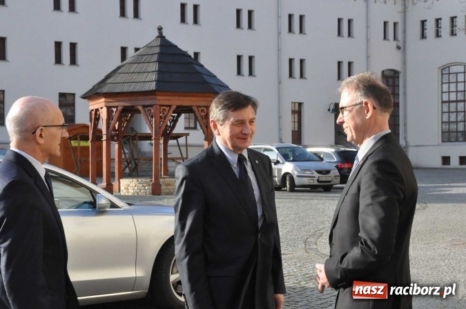 Zdjęcie w galerii na portalu naszraciborz.pl: Dawid Wacławczyk streszcza rozmowy na zamku z marszałkiem Sejmu wiadomości z regionu