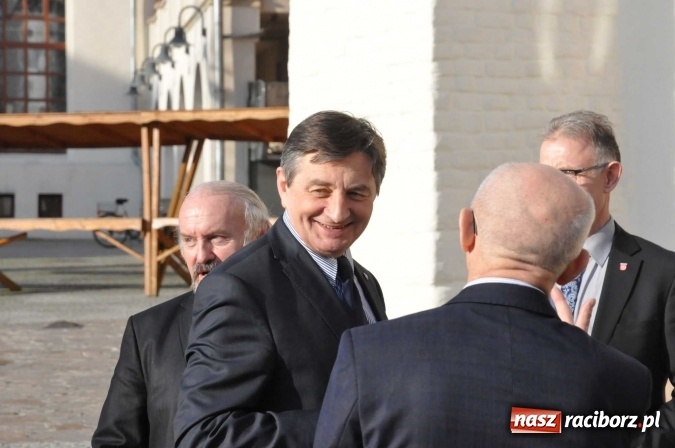 Zdjęcie w galerii na portalu naszraciborz.pl: Dawid Wacławczyk streszcza rozmowy na zamku z marszałkiem Sejmu wiadomości z regionu