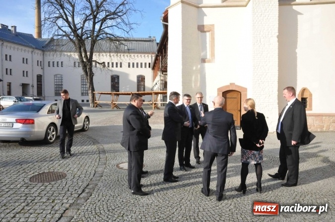Zdjęcie w galerii na portalu naszraciborz.pl: Dawid Wacławczyk streszcza rozmowy na zamku z marszałkiem Sejmu wiadomości z regionu