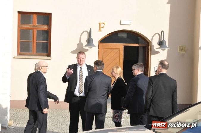 Zdjęcie w galerii na portalu naszraciborz.pl: Dawid Wacławczyk streszcza rozmowy na zamku z marszałkiem Sejmu wiadomości z regionu