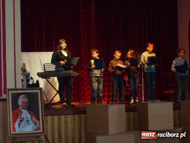 Zdjęcie w galerii na portalu naszraciborz.pl: DZIEŃ PAPIESKI w Borucinie wiadomości z regionu