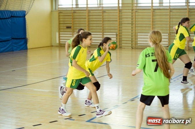 Zdjęcie w galerii na portalu naszraciborz.pl: Rozgrywki dziewczęcych drużyn piłki ręcznej w Pietrowicach Wielkich wiadomości z regionu