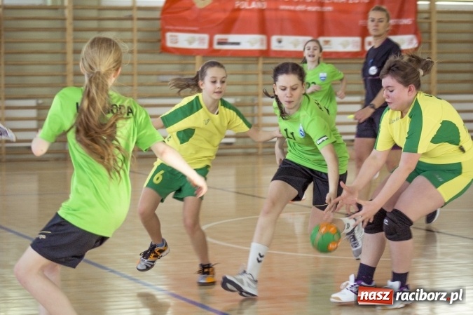 Zdjęcie w galerii na portalu naszraciborz.pl: Rozgrywki dziewczęcych drużyn piłki ręcznej w Pietrowicach Wielkich wiadomości z regionu