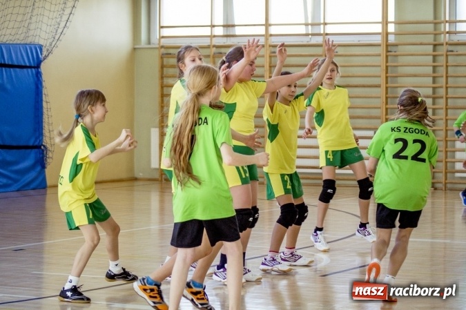 Zdjęcie w galerii na portalu naszraciborz.pl: Rozgrywki dziewczęcych drużyn piłki ręcznej w Pietrowicach Wielkich wiadomości z regionu
