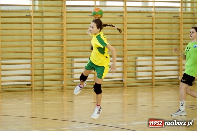 Zdjęcie w galerii na portalu naszraciborz.pl: Rozgrywki dziewczęcych drużyn piłki ręcznej w Pietrowicach Wielkich wiadomości z regionu