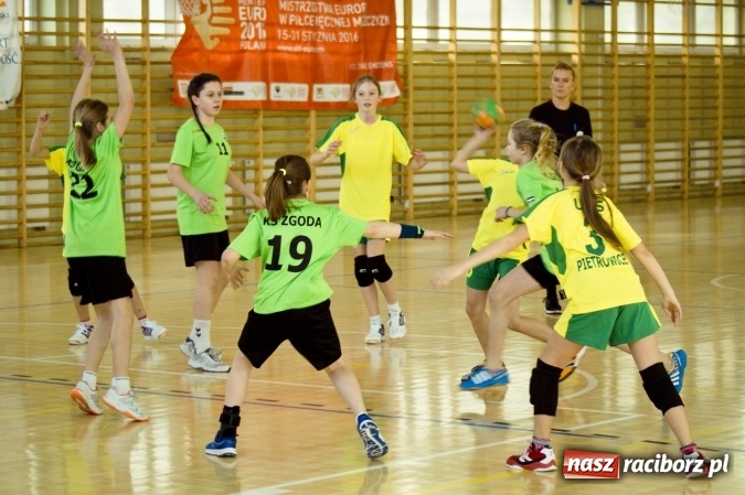 Zdjęcie w galerii na portalu naszraciborz.pl: Rozgrywki dziewczęcych drużyn piłki ręcznej w Pietrowicach Wielkich wiadomości z regionu
