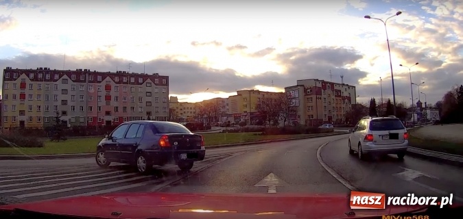 Zdjęcie w galerii na portalu naszraciborz.pl: Ten kierowca renault ma miszcza - jechał pod prąd na rondzie w Raciborzu wiadomości z regionu