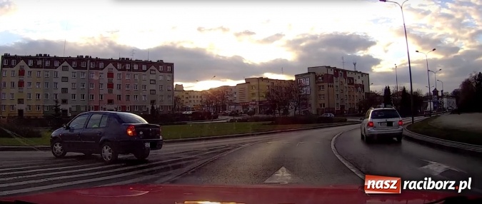 Zdjęcie w galerii na portalu naszraciborz.pl: Ten kierowca renault ma miszcza - jechał pod prąd na rondzie w Raciborzu wiadomości z regionu