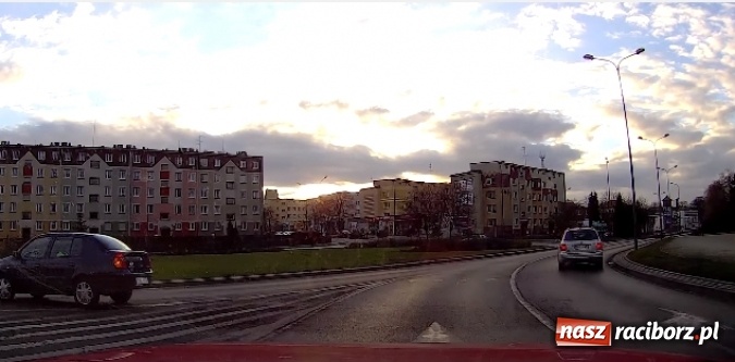 Zdjęcie w galerii na portalu naszraciborz.pl: Ten kierowca renault ma miszcza - jechał pod prąd na rondzie w Raciborzu wiadomości z regionu