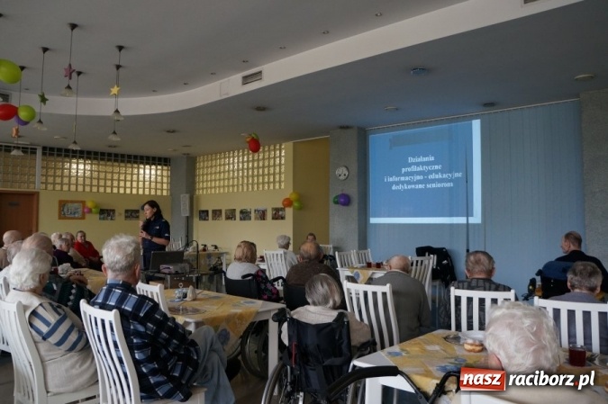 Zdjęcie w galerii na portalu naszraciborz.pl: Policjanci z wizytą u seniorów  wiadomości z regionu