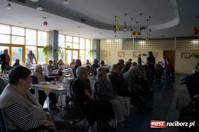 Zdjęcie w galerii na portalu naszraciborz.pl: Policjanci z wizytą u seniorów  wiadomości z regionu