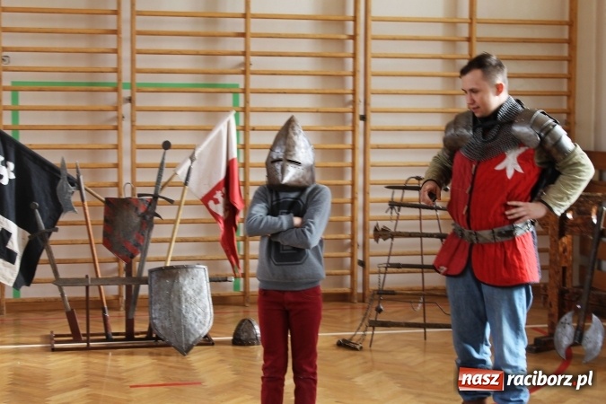 Zdjęcie w galerii na portalu naszraciborz.pl: Żywa lekcja historii w ZSP nr 3 na Płoni  wiadomości z regionu