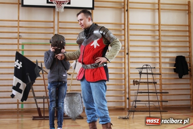 Zdjęcie w galerii na portalu naszraciborz.pl: Żywa lekcja historii w ZSP nr 3 na Płoni  wiadomości z regionu