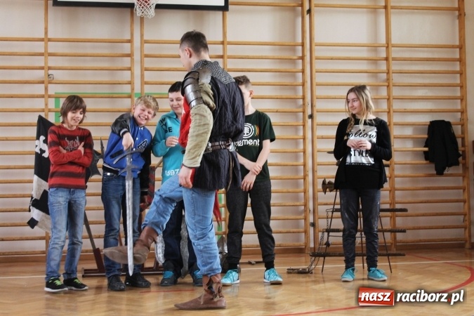 Zdjęcie w galerii na portalu naszraciborz.pl: Żywa lekcja historii w ZSP nr 3 na Płoni  wiadomości z regionu